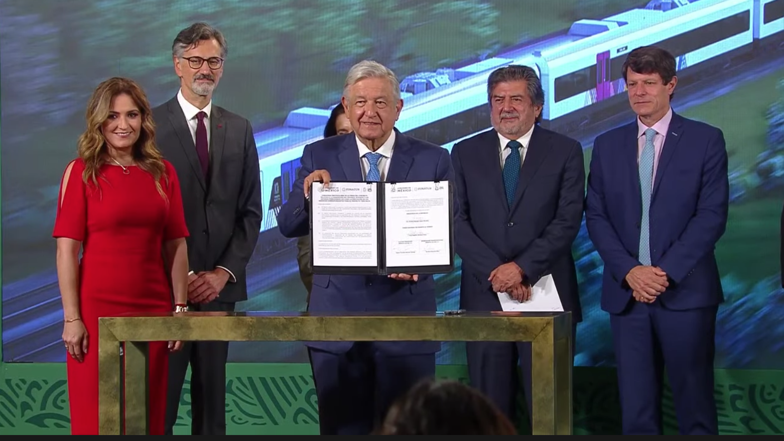 Con la ayuda del consorcio Alstom-Bombardier, con trenes hechos en México, más baratos y en menos tiempo, el Tren Maya va, sí o sí, en 2023. Para que Ya Sabes Quién pueda verlo terminado y que se lo lleve el trenecito… de paseo. https://www.diariodeconfianza.mx/con-trenes-mas-baratos-el-tren-maya-va-en-2023-si-o-si/
