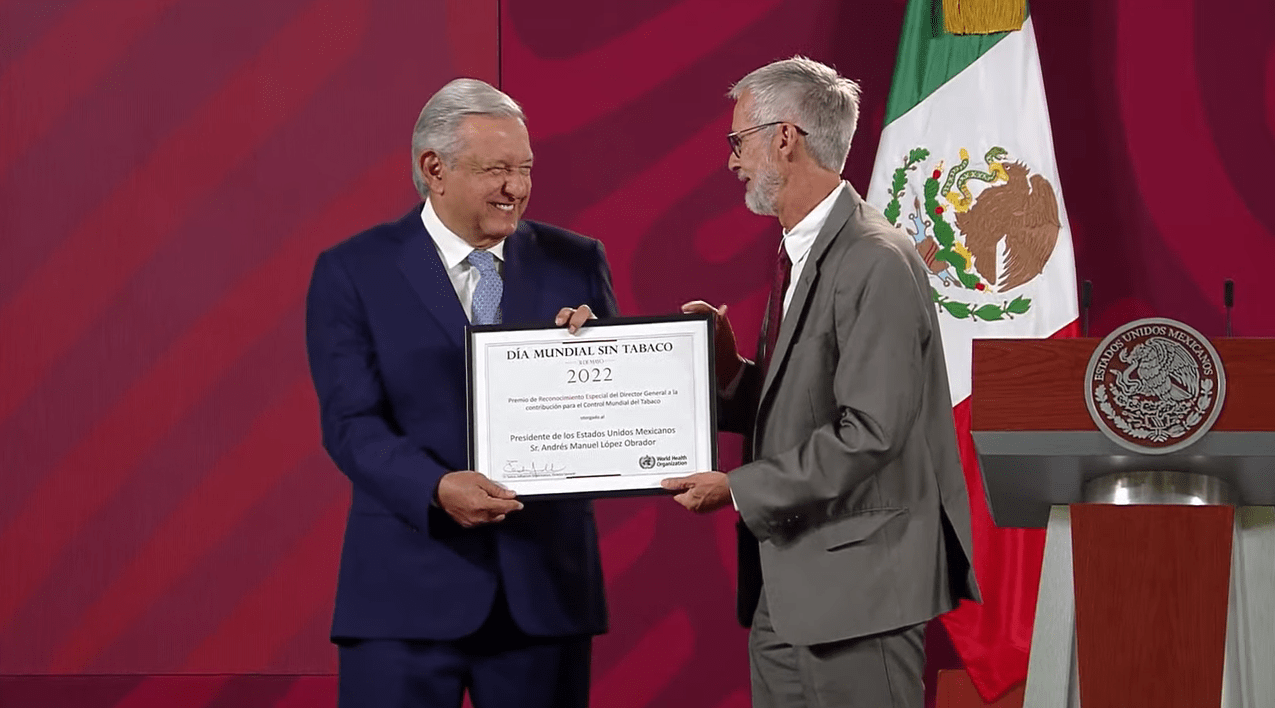 Lóepz Obrador recibe reconocimiento de la OMS por combatir vapeadores